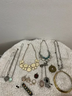 Tradera Övriga Smycken<#23# 16 ST Samling av antika smycken.