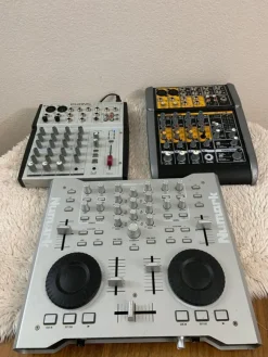 Tradera #520# 3 ST Säljer en uppsättning musikmixers.^ Dj-utrustning