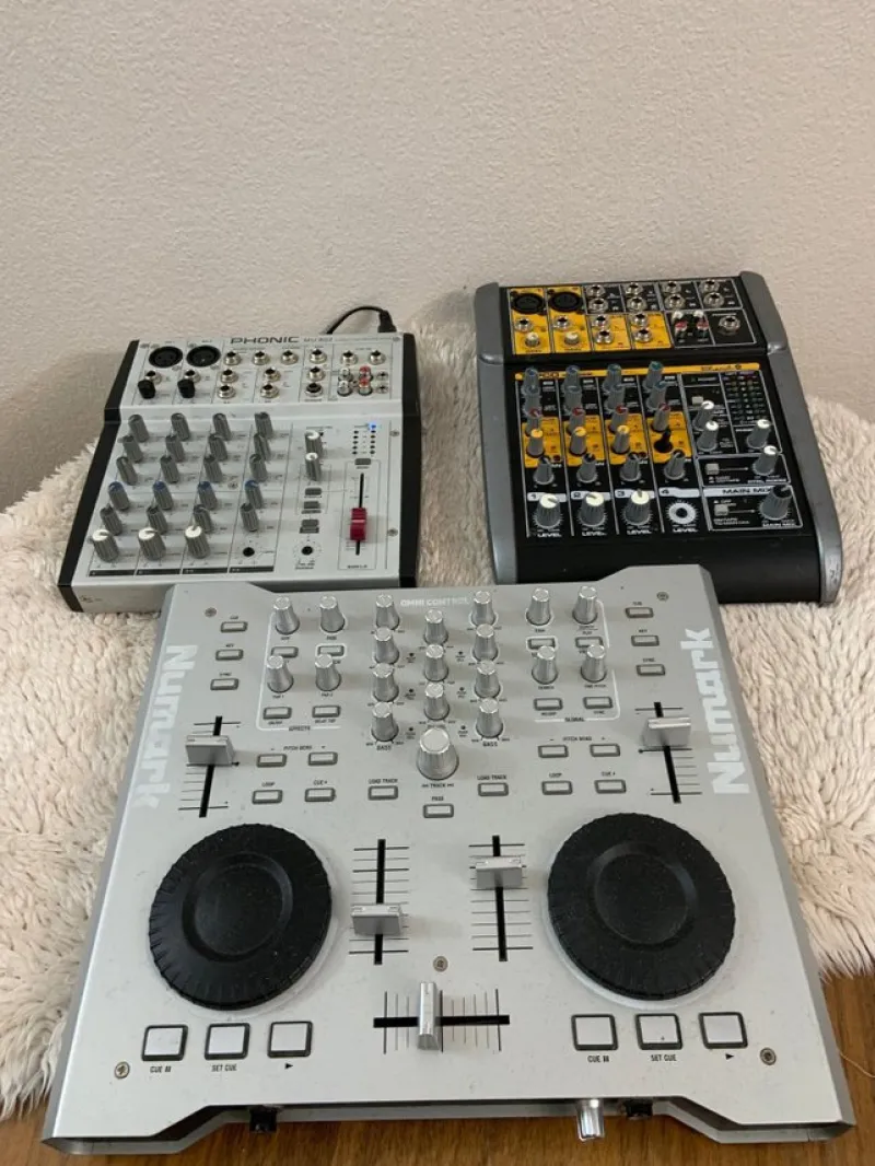 Tradera #520# 3 ST Säljer en uppsättning musikmixers.^ Dj-utrustning