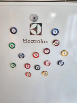 Tradera Magneter<*** 16 Stycken kylskåpsmagneter biljard biljardbollar ***