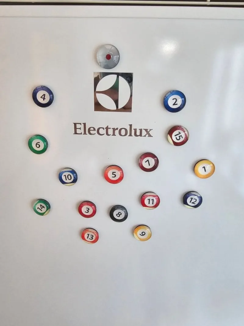 Tradera Magneter<*** 16 Stycken kylskåpsmagneter biljard biljardbollar ***