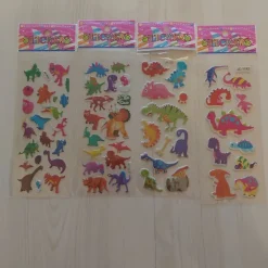 Tradera 4 ark med dinosauriemärken^ Scrapbooking