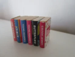 Tradera 6 böcker / bok / Lundby till dockhus / dockskåp> Dockskåp & Dockor