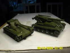 Tradera Leksaks- & Samlarbilar<2 Dinky Toys militära fordon - Charonko stridsvagn och 155 mm självgående