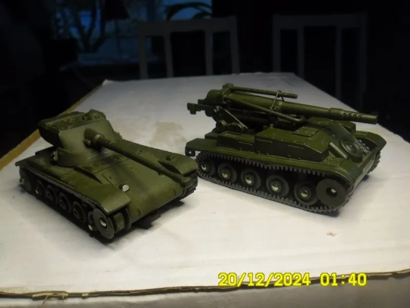 Tradera Leksaks- & Samlarbilar<2 Dinky Toys militära fordon - Charonko stridsvagn och 155 mm självgående