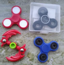 Tradera 4 fidgetspinners 1 röd 1 blå 1 Helix och 1 drake.> Fidgets