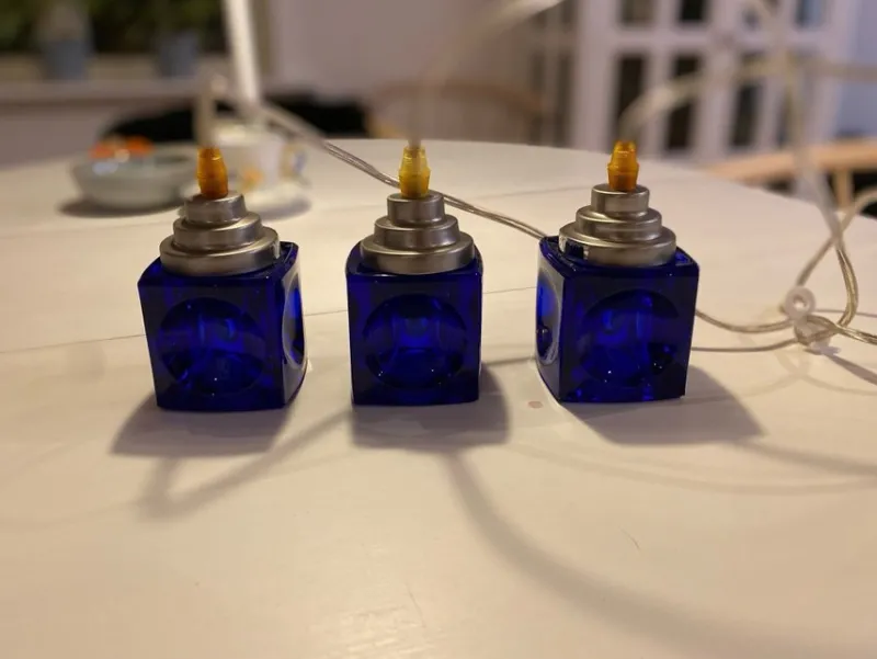 Tradera 3 fönsterlampor i koboltblått glas^ Lampor