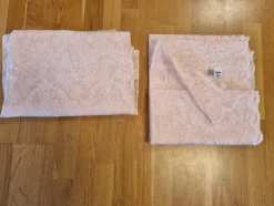 Tradera 2 gardinlängder i spets i aprikos blekrosa färg 150 x 220 cm, nya!^ Hemtextil
