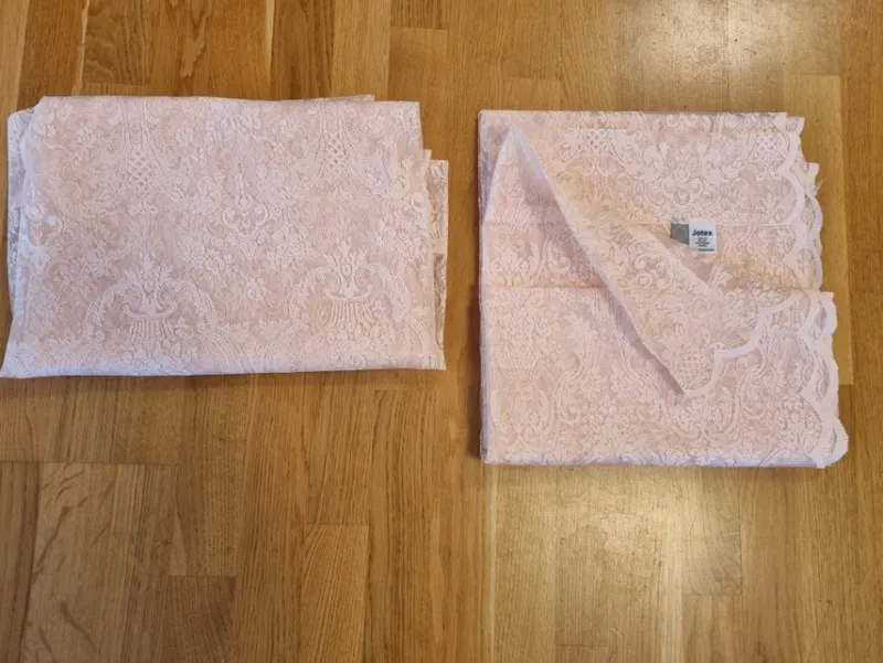 Tradera 2 gardinlängder i spets i aprikos blekrosa färg 150 x 220 cm, nya!^ Hemtextil