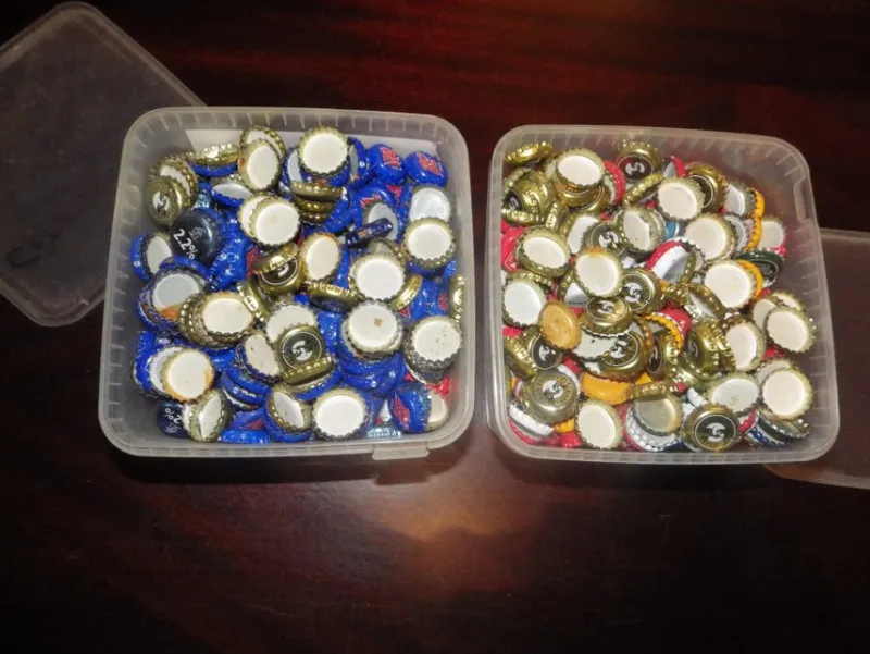 Tradera Allt På Bilden<2 godislådor med kapsyler