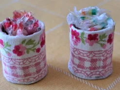 Tradera 2 GODISTRUNKAR med olika karameller (repliker) lindade med cellofanpapper> Dockskåp & Dockor