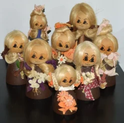 Tradera 8 HANDGJORDA TRÄDOCKOR BARBRO LANDSTRÖM 70-TAL MÖNSTERSKYDDADE - HANTVERK> Hemslöjd