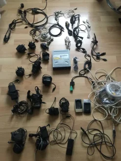 Tradera 5 kg kabel, adaptrar, laddare och annat bra-att-ha eller skräp^ Övrig Hemelektronik