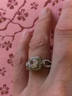 Tradera Ringar<1 KRONA!! Ny vacker ring med gnistrande stenar