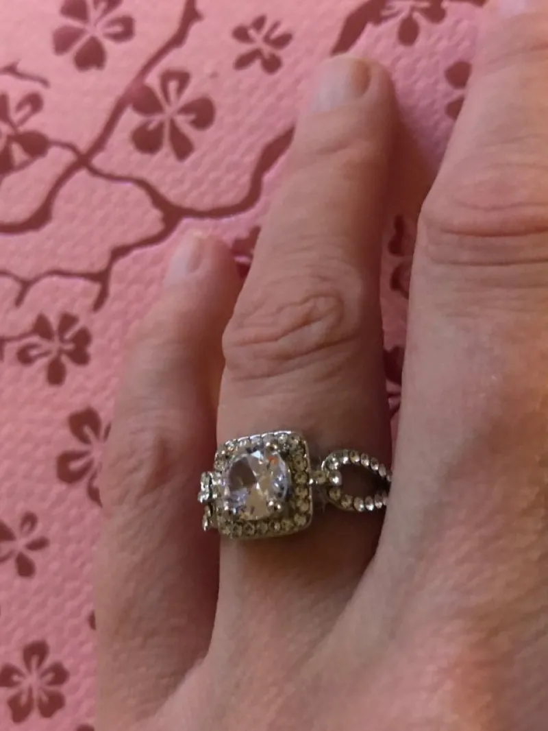 Tradera Ringar<1 KRONA!! Ny vacker ring med gnistrande stenar