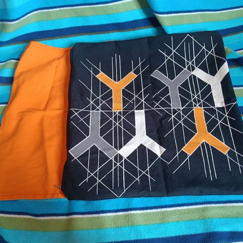 Tradera 2 Kuddfodral orange och svart mönstrad^ Hemtextil