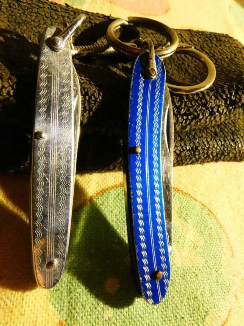 Tradera Nyckelringar<2 Äldre Fickknivar Nyckelring Blå & Silverfärgade - Fint skick !! REA KÖP 3 BET2