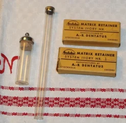 Tradera Medicinska Prylar<2 ÄLDRE GLASRÖR + 2 TOMMA FÖRPACKNINGAR. FRÅN TANDLÄKARE.