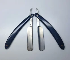 Tradera Rakning<2 Äldre rakknivar i pappfodral från Ryssland