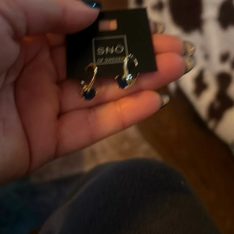 Tradera 2 par likadana öron hänge^ Örhängen