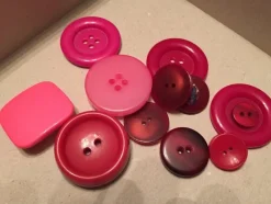 Tradera 12 röda knappar^ Sömnad & Stickning