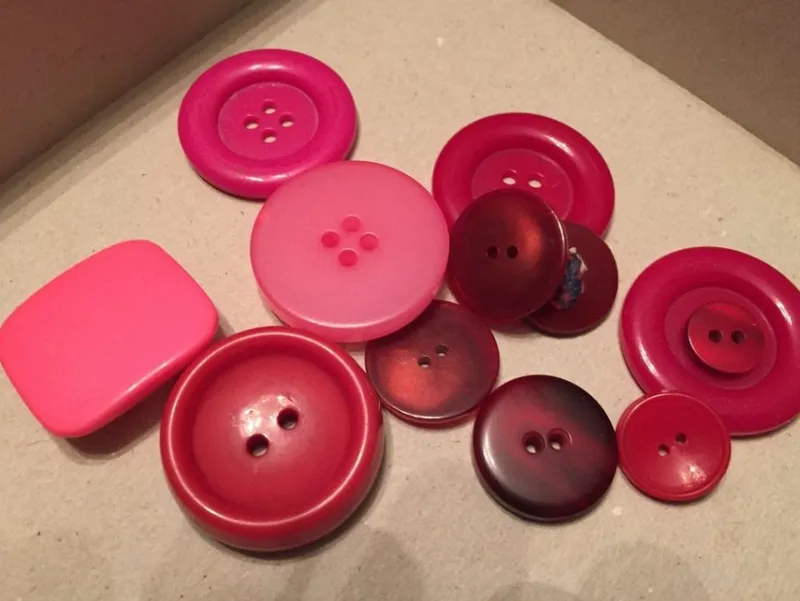 Tradera 12 röda knappar^ Sömnad & Stickning