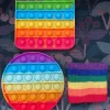 Tradera 2 regnbågsfärgade Pop it fidget toys och ett band till handleden> Fidgets