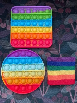 Tradera 2 regnbågsfärgade Pop it fidget toys och ett band till handleden> Fidgets