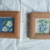 Tradera 2 små inramade broderier med blommor 7x7 cm inkl. ramen^ Ramar