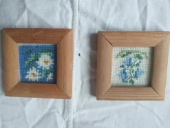 Tradera 2 små inramade broderier med blommor 7x7 cm inkl. ramen^ Ramar
