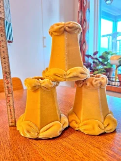Tradera 3 små retro lampskärmar, lampskärm, lampa, sammet, gul, vintage^ Lampor