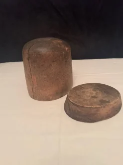 Tradera 2 st antika hattstockar Hattform i Trä 1800 tal> Allmoge