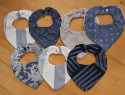 Tradera 7 st blåa nysydda dregglisar/haklappar för 0 - 3 år> Nappflaskor & Barnserviser