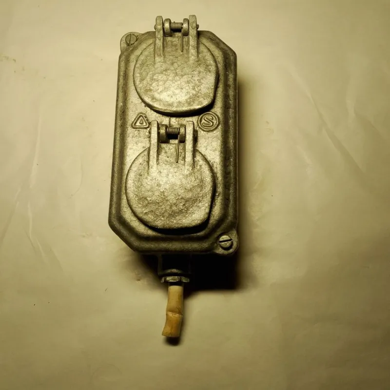 Tradera 1 st Dubbel uttagskontakt i metall> Elinstallation