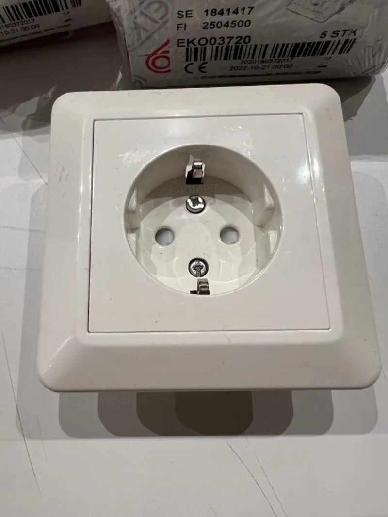 Tradera 10 st ELKO RS 1-vägsuttag jordat Fjällvit> Elinstallation