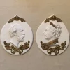 Tradera 2 st gamla tavlor/väggreliefer med motiv av kung Oscar II och drottning Sofia^ Reliefer