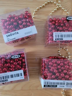 Tradera 6 st IKEA Snövita pärlband,4 helt nya, röda och 2 i guld använda 1 gång.^ Bröllopsdukning & Dekorationer
