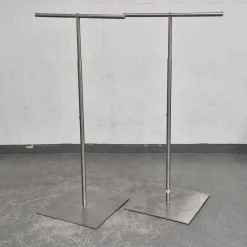 Tradera Affärsverksamhet<2 st. Klädhängare i metall - Display - Herrbetjänt - Klädställningar