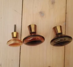 Tradera 3 st knoppar i glas, Verrina Sweden, 50-tal, retro, knopp, grön rosa brun> Beslag & Reservdelar