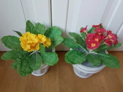 Tradera Konstgjorda Växter<2 st Konstgjorda blommor i Kruka , Gul-Röd