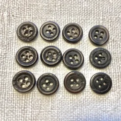 Tradera 12 st Äldre Små Benknappar Svarta 1,3 cm Ø Vintage.> Allmoge