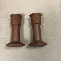 Tradera 2 st ljusstakar i keramik^ Inredningsdetaljer