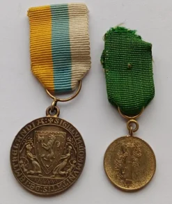 Tradera 2 st miniatyr Ordnar Jämtlands Läns Fornby Silver mm. Ut 1:-^ Övrigt Mynt & Sedlar