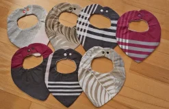 Tradera 7 st nya röda o beige dregglisar/haklappar för baby 0 - 3 år> Nappflaskor & Barnserviser