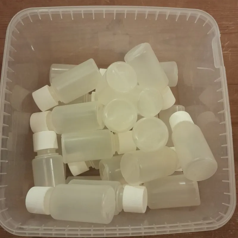 Tradera Varupartier<25 st Oanvända Småflaskor/Provflaskor