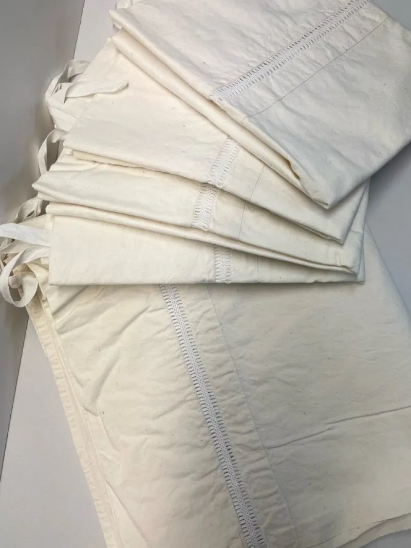 Tradera 4 st Örngott med virkad fin spets o 1 st tillhörande överlakan. Retro.> Textilier