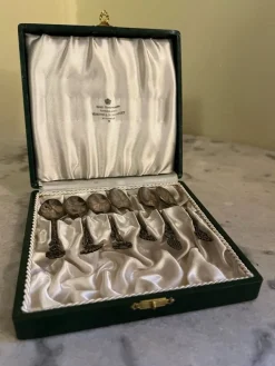 Tradera 6 st silverskedar i etui - Kungl Hovleverantör Nordiska Kompaniet jugend silver> Silver