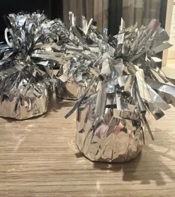 Tradera 4 st silvriga ballongtyngder i fint begagnat skick^ Bröllopsdukning & Dekorationer