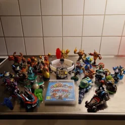 Tradera Nfc-figurer<38 st Skylanders figurer med spel och spel platta, trap team