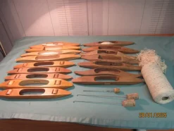 Tradera 16 ST SKYTTLAR VÄVSKYTTLAR SKYTTEL TRÄ LITE VARPGARN MM.^ Hantverk